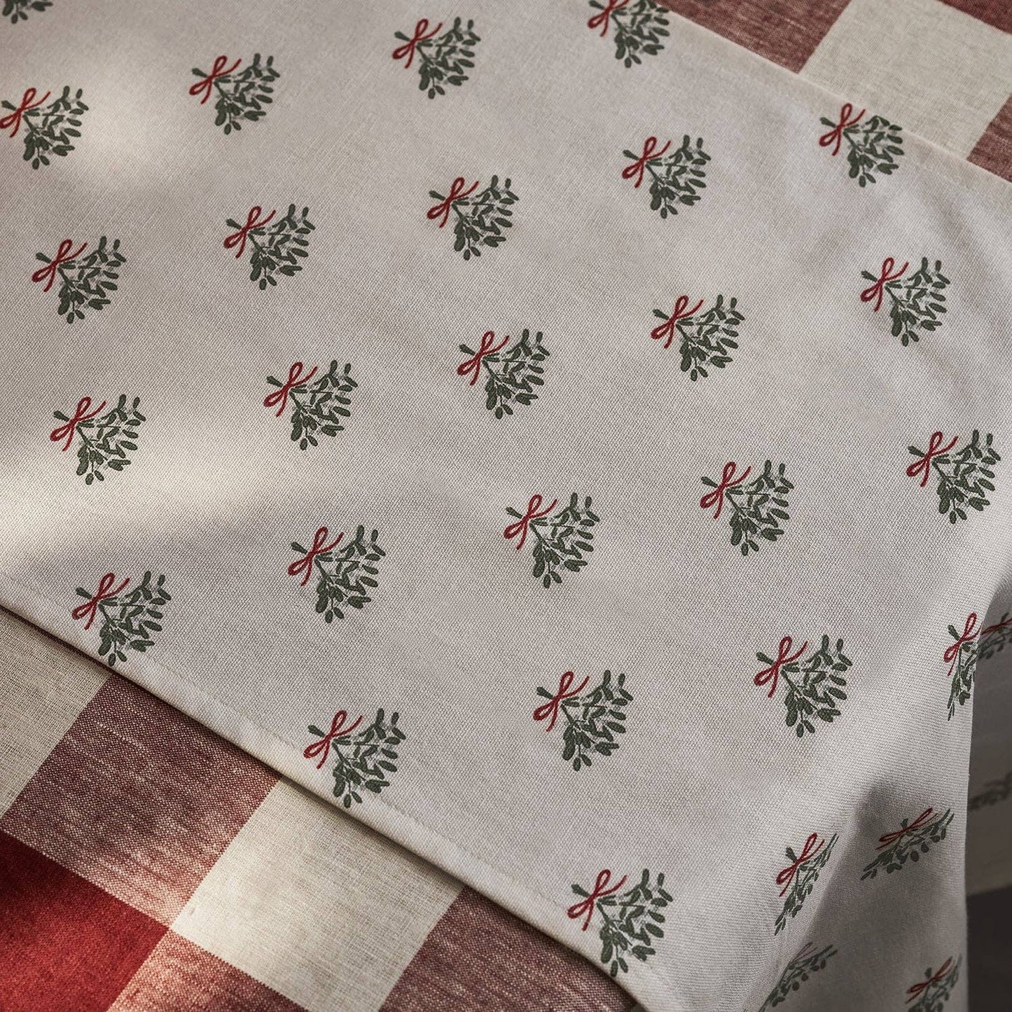 Sophie Allport Mistletoe Table Runner: 35 x 200cm