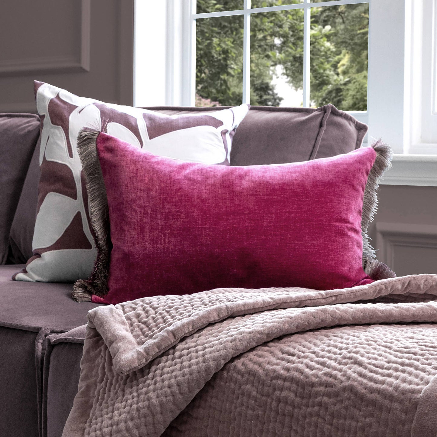 Isernia Cushion Berry: Berry / Feather Rich Filled / 40 x 60cm